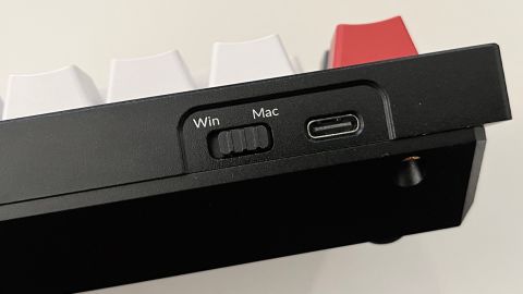 Los teclados Keychron comparten un interruptor físico de fácil acceso para la compatibilidad multiplataforma y utilizan el moderno conector USB-C para las conexiones por cable.