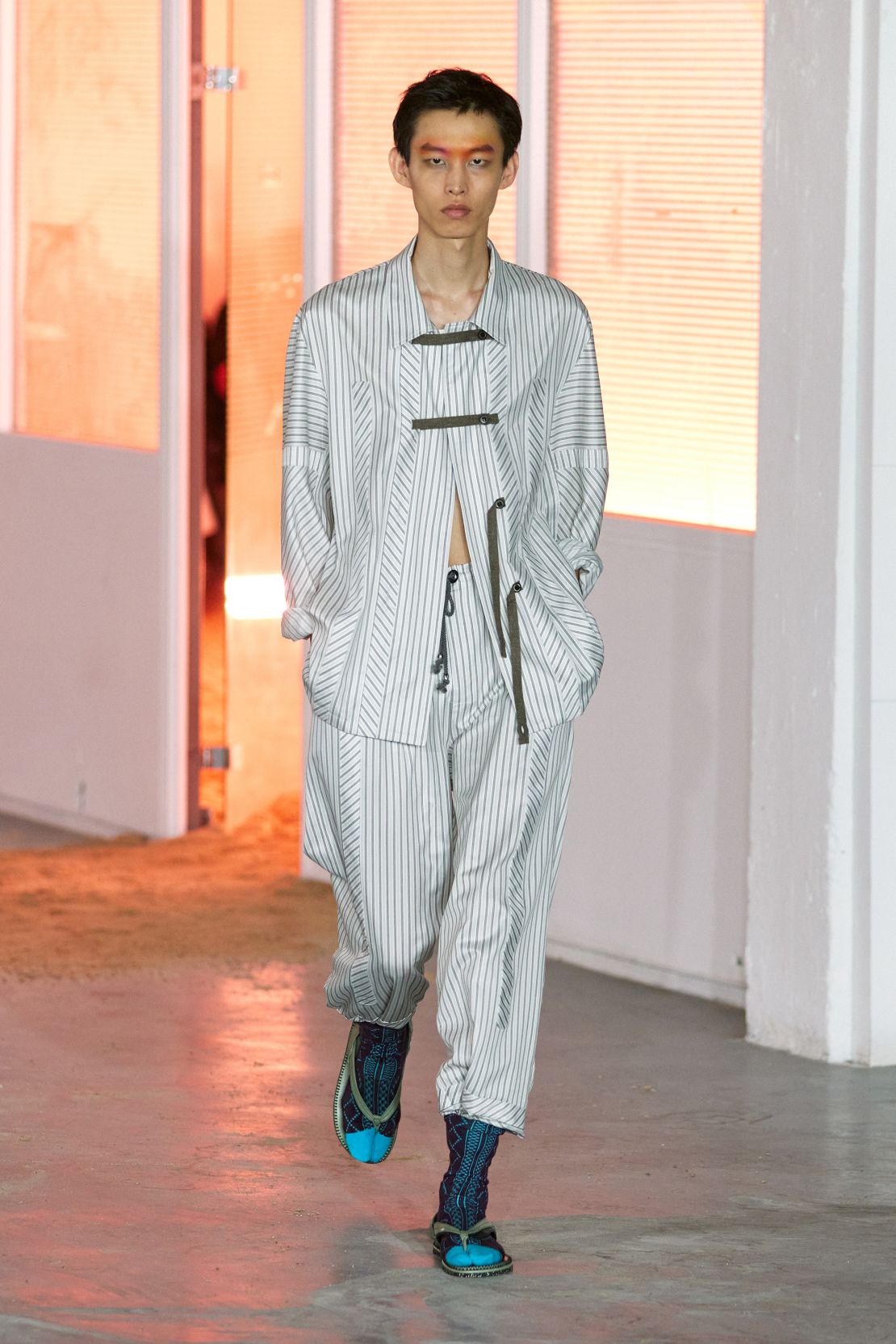 Dans Kiko Kostadinov, la silhouette a été inspirée par un pyjama militaire bulgare.
