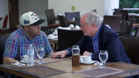 El senador Chris Van Hollen se reúne con Kilmar Abrego García en una imagen que Van Hollen compartió a través de las redes sociales.