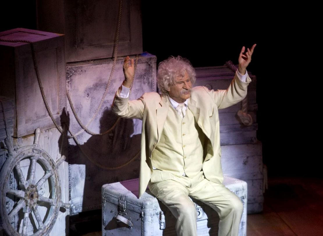Val Kilmer actuando en su espectáculo unipersonal "Citizen Twain" en el Teatro Kirk Douglas en Culver City en 2013.