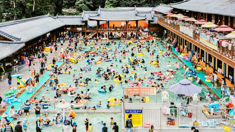 Hanok Swimming Pool
Recreational facility, Yangju, August 2017