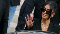 Para su juicio por robo, Kim Kardashian llegó al juzgado ataviada con diamantes valorados en millones de dólares.