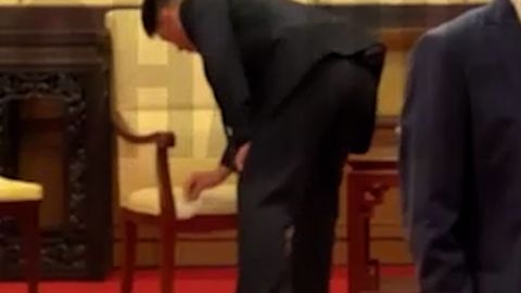 KimJongUnChairTumbnail.jpg