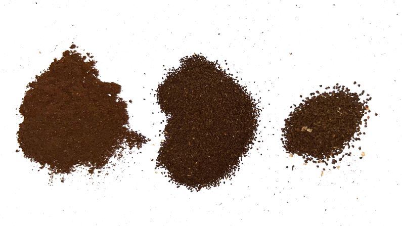 Three piles of coffee grounds from fine to coarse from the Kinu M47 Rebel