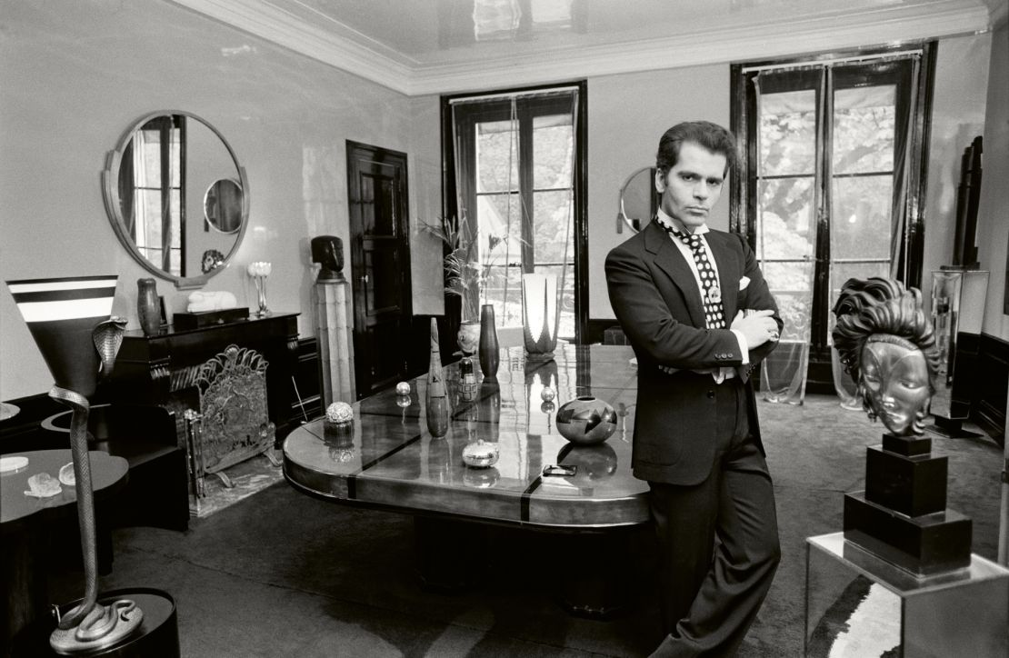 Also in his Rue de l’Université residence, Lagerfeld poses in his sitting room for a photo spread published in a German magazine, circa 1972.