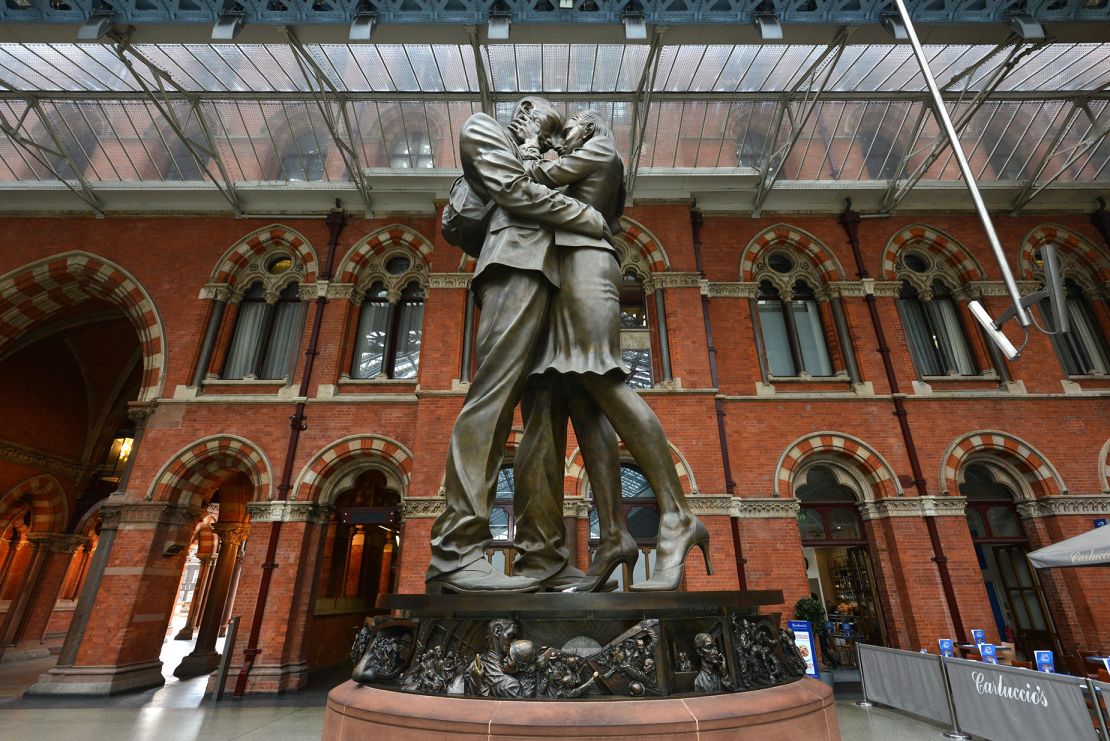 Sylvain proposed to Saphia by this sculpture by Paul Day, located in St Pancras Station, London.