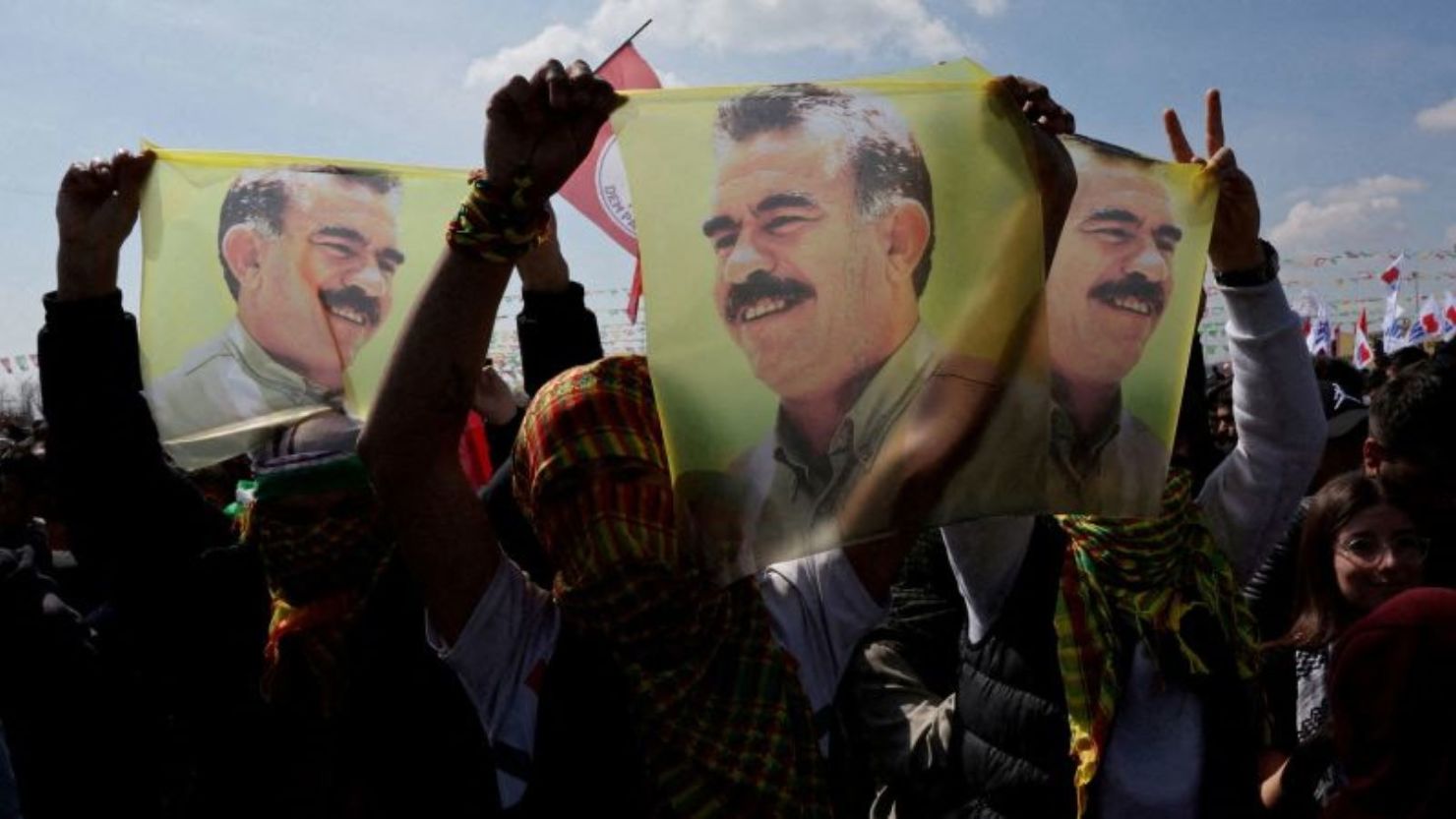 Los seguidores del Partido de la Igualdad y la Democracia prokurdo exhiben banderas con un retrato del líder del Partido de los Trabajadores del Kurdistán, Abdullah Öcalan, durante una manifestación para celebrar el Nowruz en Estambul en marzo de 2024.