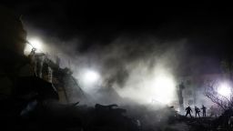 Los rescatistas trabajan en el lugar de un edificio de apartamentos en Kyiv, Ucrania, que fue alcanzado por un ataque con misiles balísticos rusos el jueves.