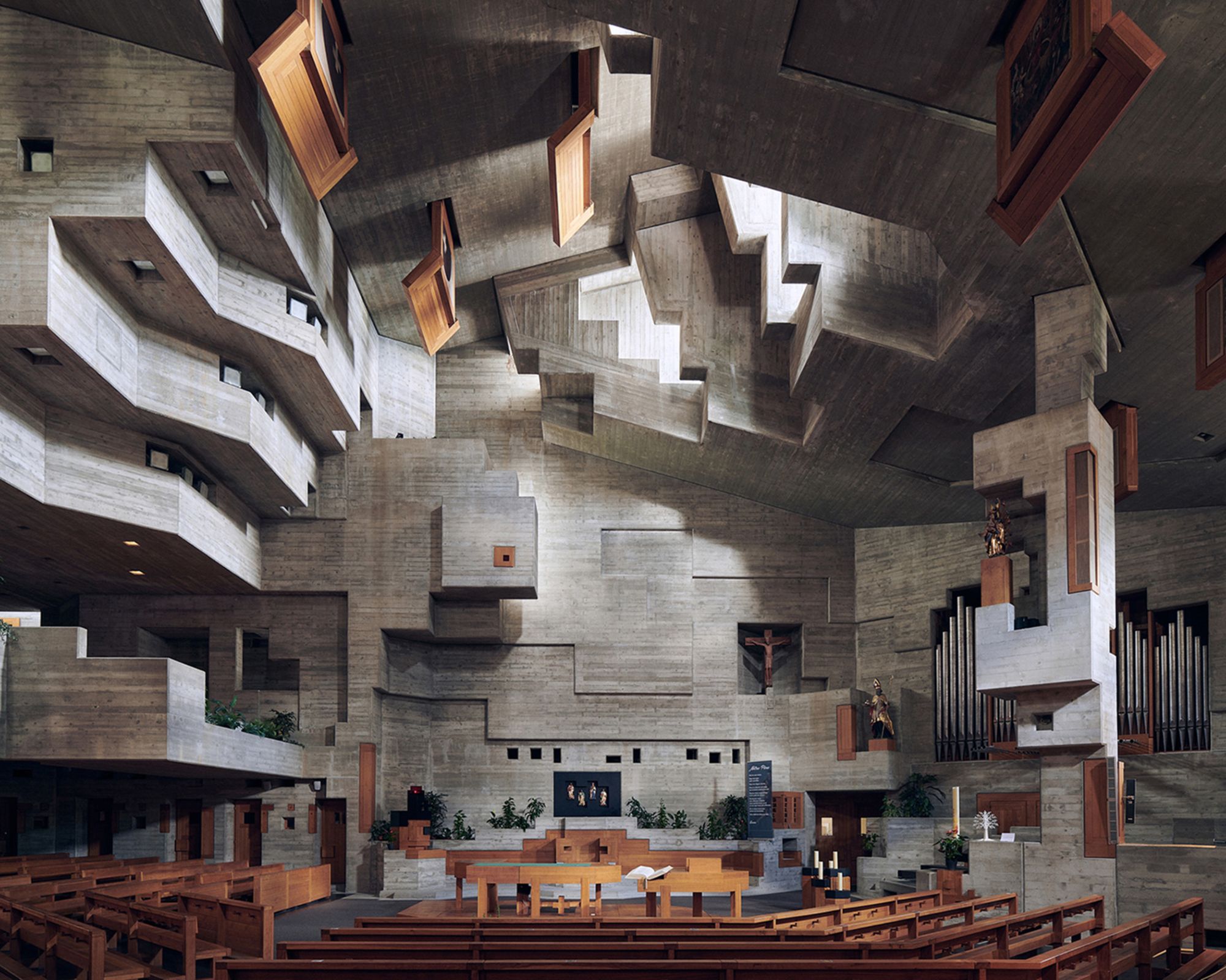 L'église Saint-Nicolas d'Hérémence in Switzerland was designed by Walter Maria Förderer and completed in 1971.
