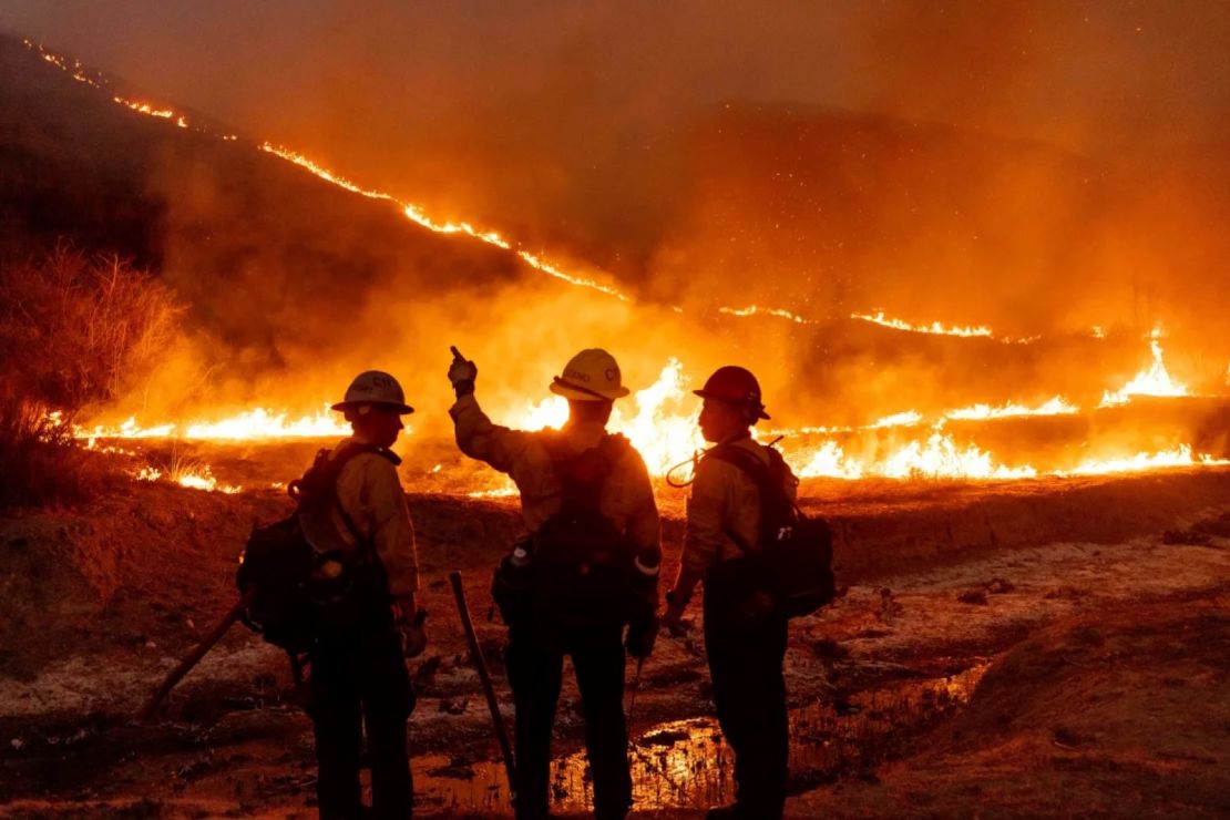 Equipos de bomberos combaten el incendio de Kenneth en la sección de West Hills de Los Ángeles el jueves 9 de enero de 2025.