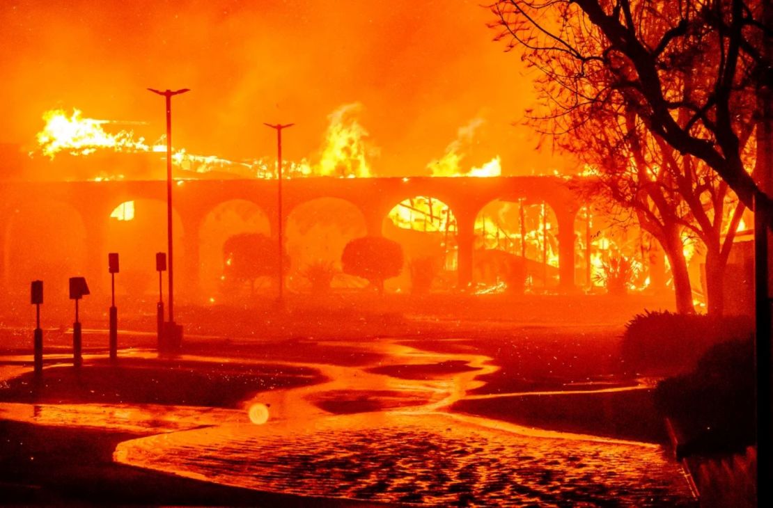 El Templo y Centro Judío de Pasadena se quema durante el incendio Eaton en Pasadena, California, esta semana.