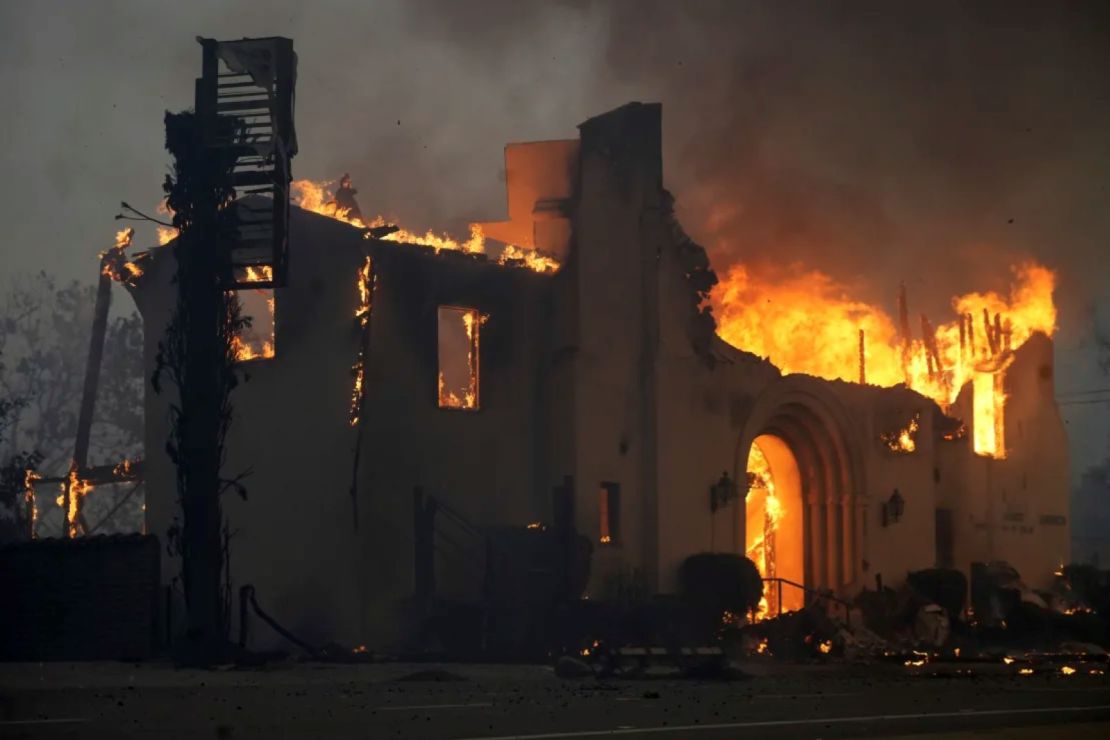 La Iglesia Comunitaria de Altadena se quema durante el incendio Eaton el 8 de enero.