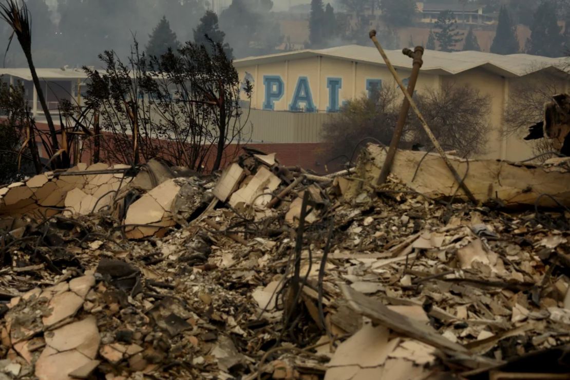 La escuela secundaria Palisades Charter y las casas cercanas fueron destruidas en el incendio Palisades.