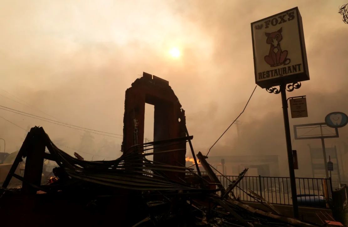 El humo rodea los restos carbonizados del restaurante Fox's en el centro de Altadena el 8 de enero.