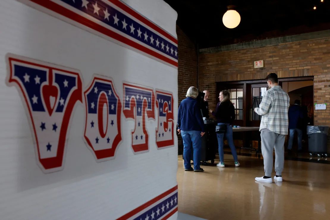 La gente vota en las elecciones presidenciales en Milwaukee el 5 de noviembre de 2024.