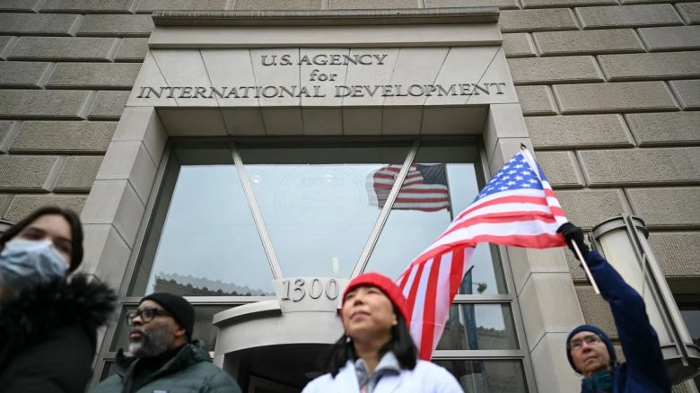 La gente se manifiesta frente a la sede de la Agencia de los Estados Unidos para el Desarrollo Internacional antes de que los demócratas del Congreso realicen una conferencia de prensa en la ciudad de Washington, el 3 de febrero