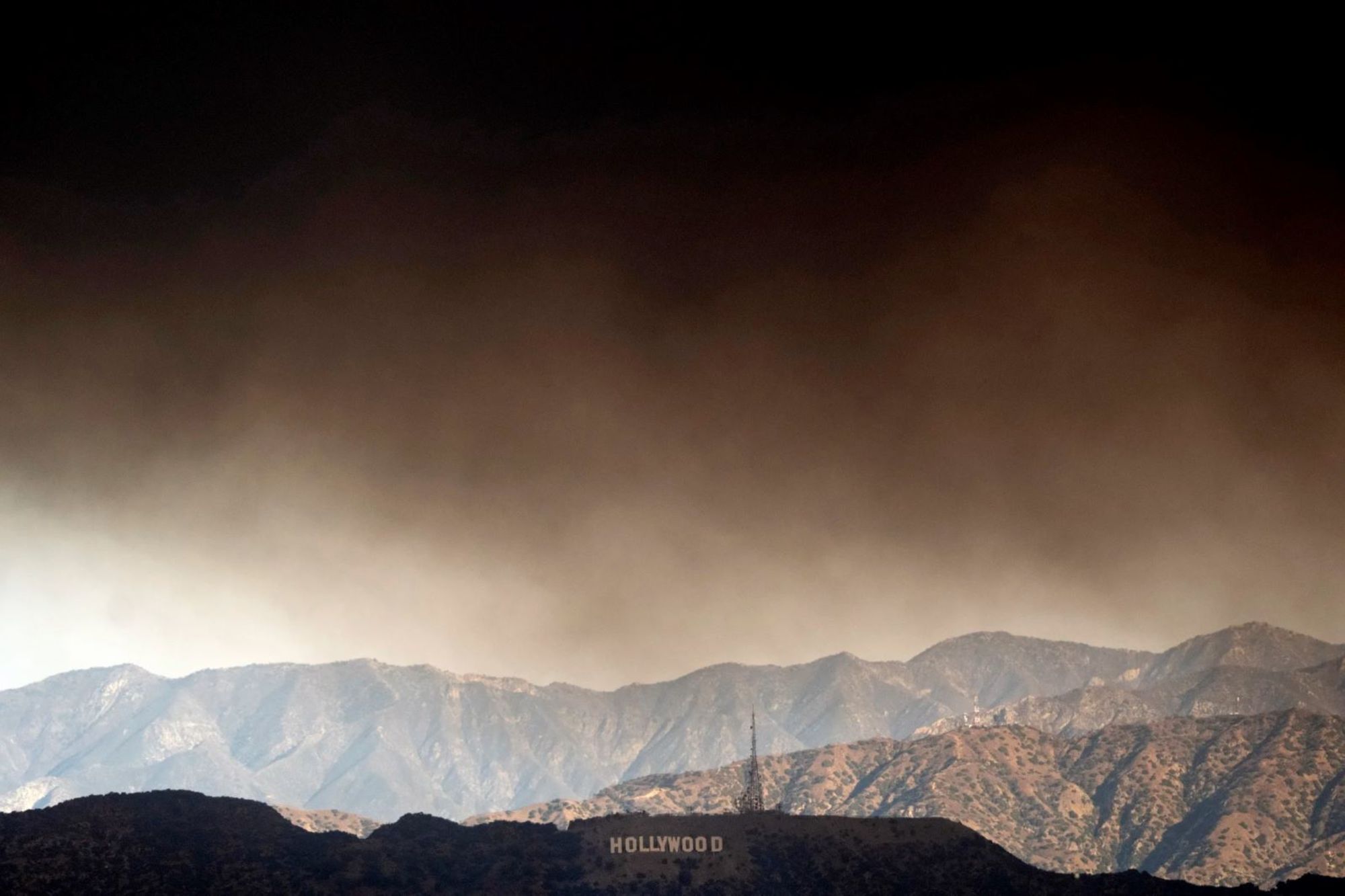 El humo denso de los incendios forestales pasa sobre el letrero de Hollywood en Los Ángeles este miércoles.