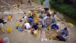 Los arqueólogos excavaron parte del yacimiento arqueológico de La Prele en 2016. Encontraron agujas fabricadas con huesos de zorro rojo y gato montés.