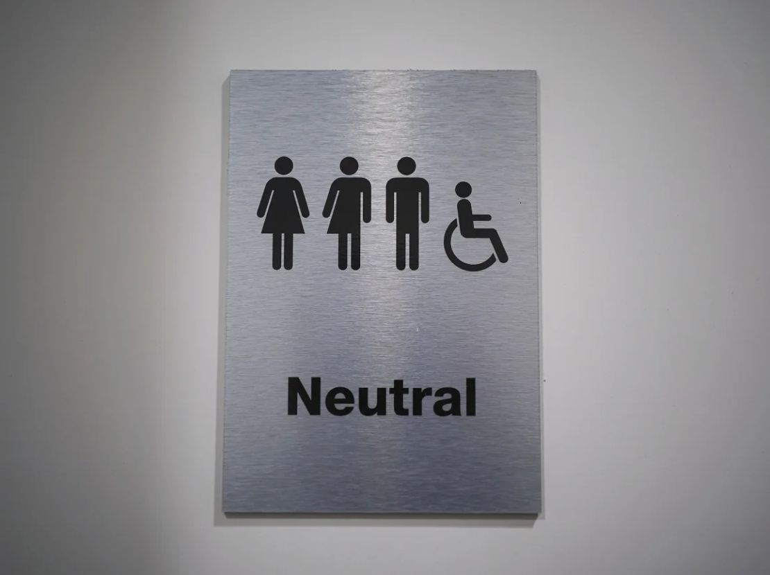 La presidenta de la Comisión de Igualdad y Derechos Humanos (EHRC), Kishwer Falkner, dijo que las personas trans pueden abogar por terceros espacios neutrales, como baños o vestuarios unisex.