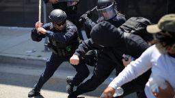 Agentes de la Policía Metropolitana de Los Ángeles blandieron sus porras contra los manifestantes durante una protesta contra las redadas federales de inmigración en Los Ángeles el domingo.