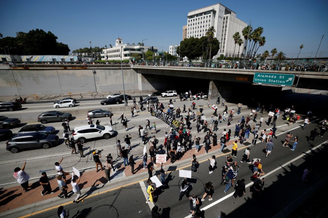 Manifestantes detienen el tráfico en la autopista.