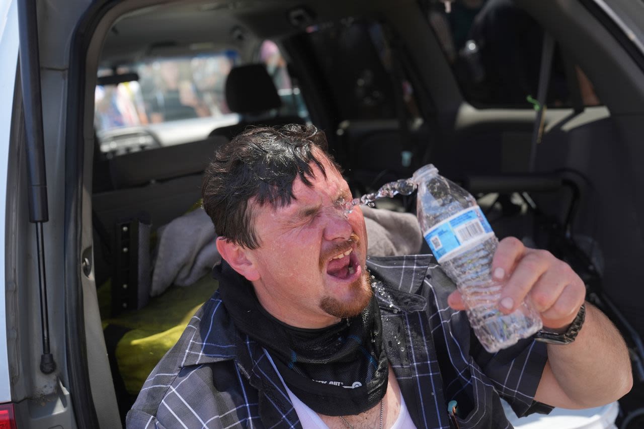 Ulises Sánchez se lava la cara con agua tras el uso de gas lacrimógeno cerca de los manifestantes frente al Centro de Detención Metropolitano.