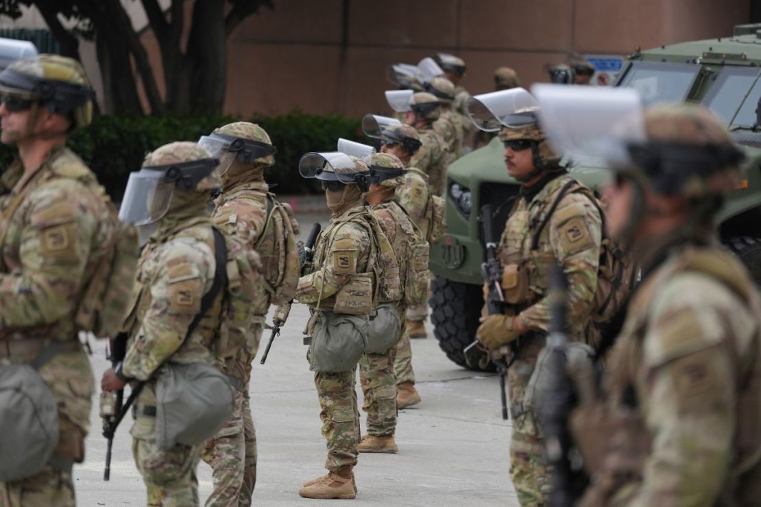Militares de la Guardia Nacional desplegadas frente a la prisión federal en el centro de Los Ángeles.