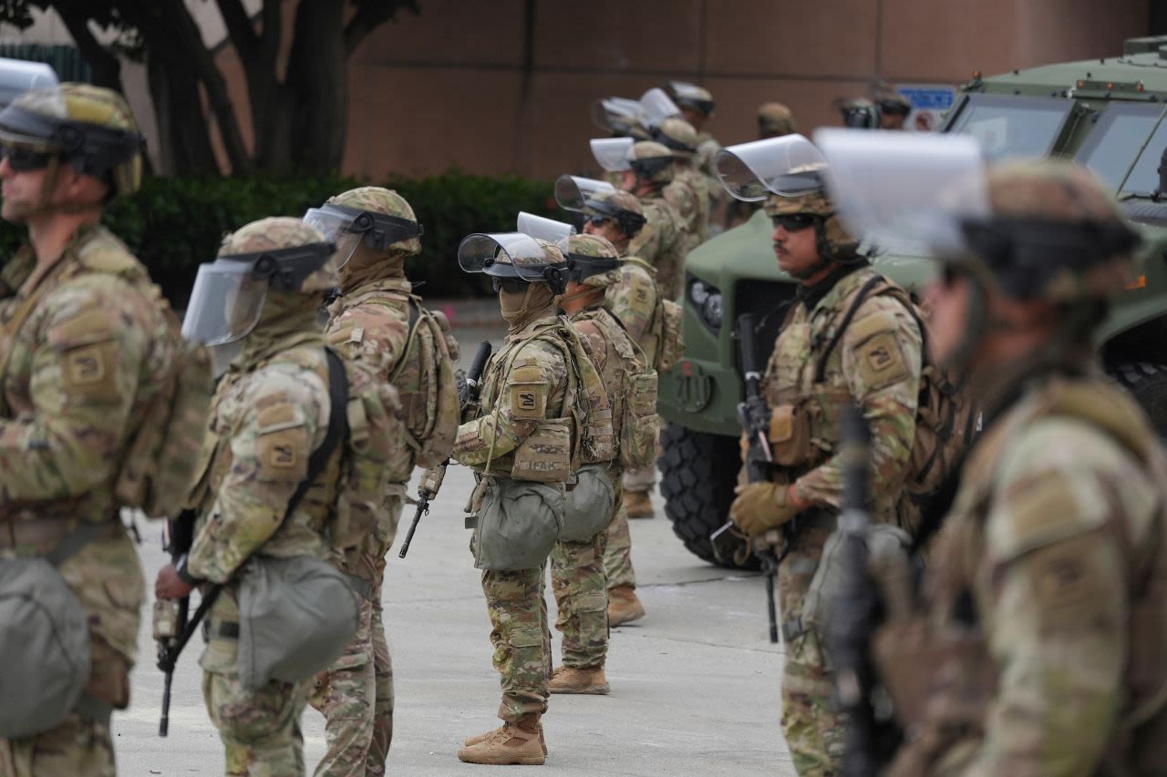 Militares de la Guardia Nacional desplegadas frente a la prisión federal en el centro de Los Ángeles.