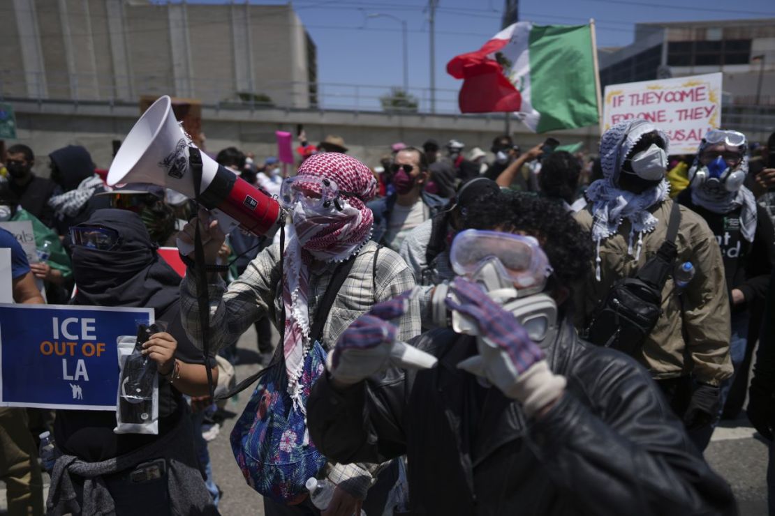 Manifestantes se enfrentan a una línea de militares de la Guardia Nacional.