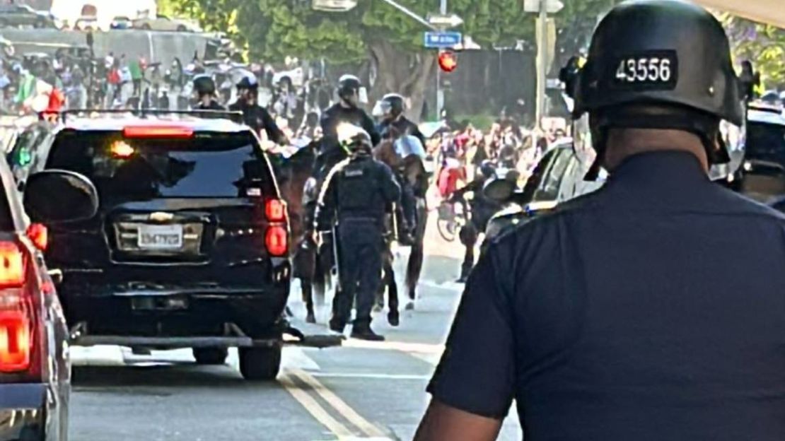 Uniformados custodian las calles mientras una multitud se manifiesta