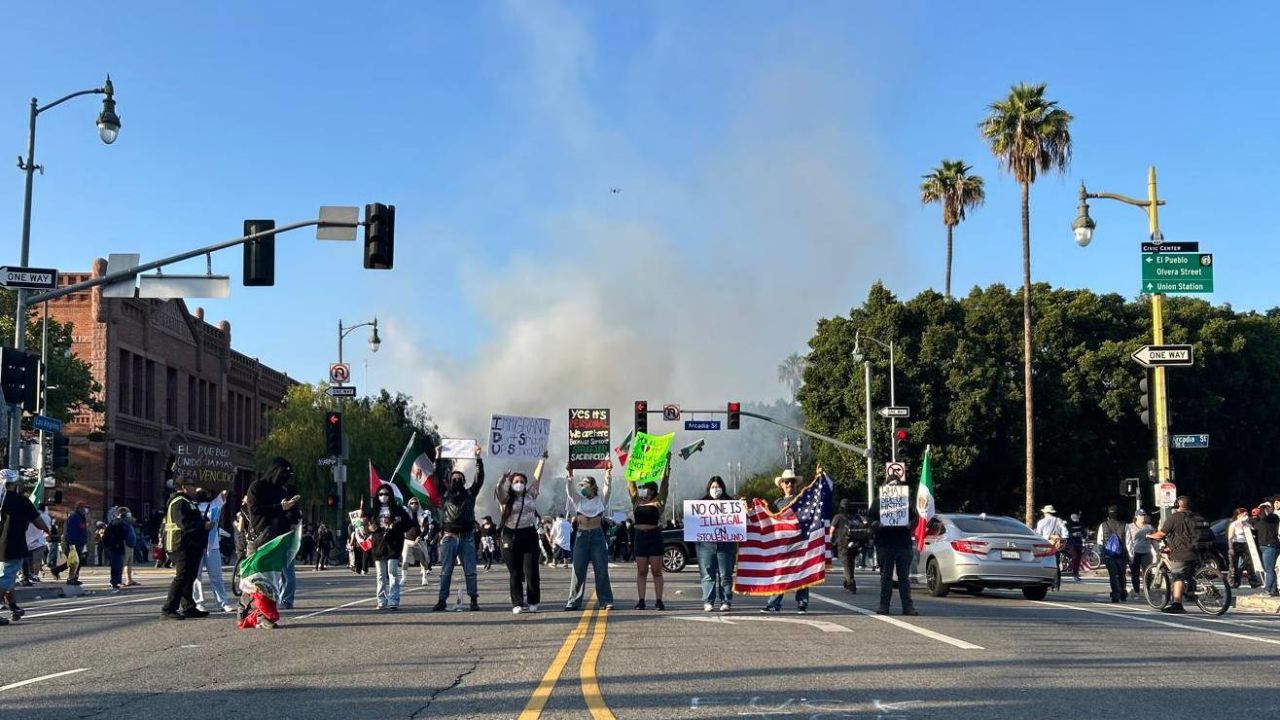 Manifestantes bloquean una calle durante las protestas en Los Ángeles