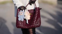 Un bolso de Bottega Veneta con colgantes de Labubu durante la Semana de la Moda de París, el 8 de marzo de 2025. Estos traviesos y adorables peluches causan sensación entre la Generación Z e incluso entre los mayores.