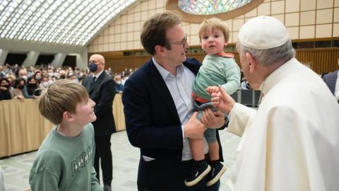 Christopher Lamb y su familia conocieron al papa Francisco en un evento en el Vaticano en febrero de 2021.