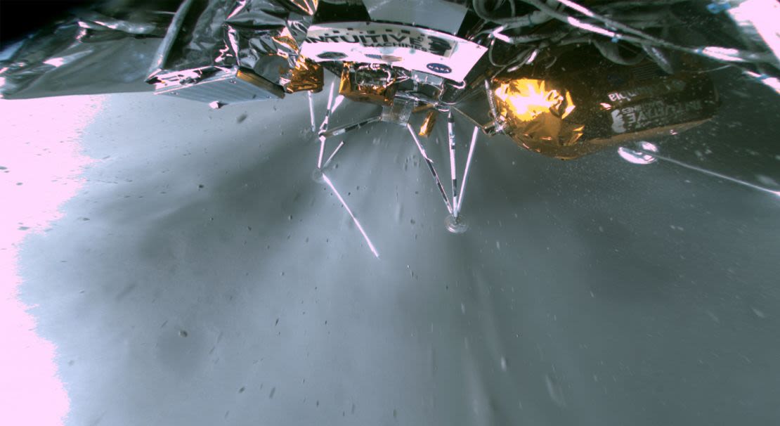 Esta imagen recuperada del primer módulo de aterrizaje de Intuitive Machines, Odysseus, capta su puntal de aterrizaje en febrero de 2024. El módulo de aterrizaje aterrizó suavemente en la Luna, pero finalmente tropezó.