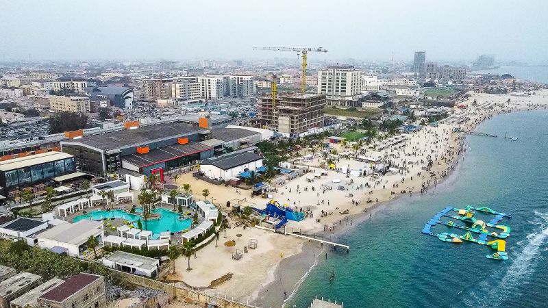 Нигерия иска път, който да съперничи на магистралата на Тихоокеанското крайбрежие. Превъзходен плажен курорт в Лагос стои на пътя