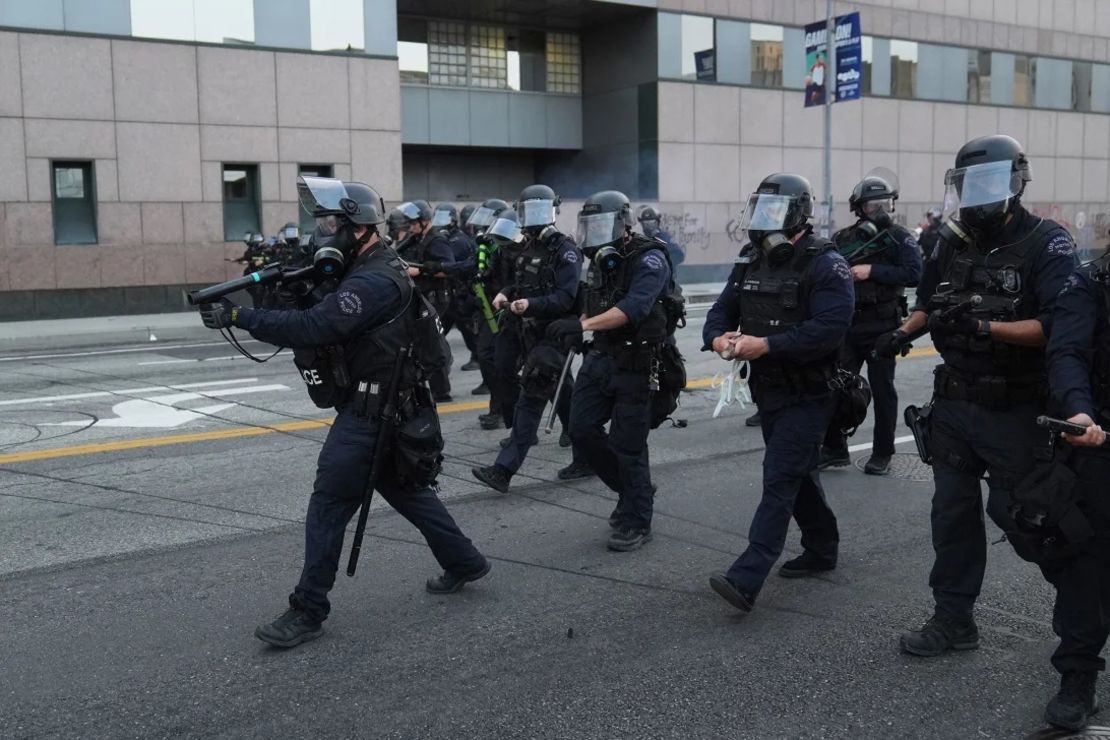 Agentes del Departamento de Policía de Los Ángeles se movilizan para dispersar una protesta.