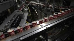 Las latas de Coca-Cola pasan por una cinta transportadora en una planta embotelladora el 20 de octubre de 2023, en Denver.