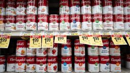 Latas de sopa producidas por The Campbell's Company se venden en un supermercado el 2 de junio de 2025 en Chicago, Illinois.