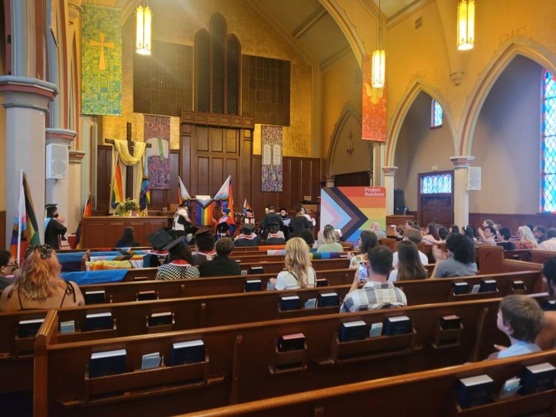 Project Rainbow Utah patrocinó una Graduación Lavanda en la Primera Iglesia Bautista de Salt Lake City, Utah, para graduados LGBTQ+ de la Universidad de Utah, la Universidad de Westminster y el Salt Lake Community College.