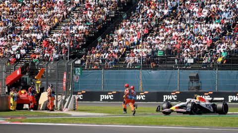 Los comisarios corren por la pista frente a Liam Lawson en el Gran Premio de México.