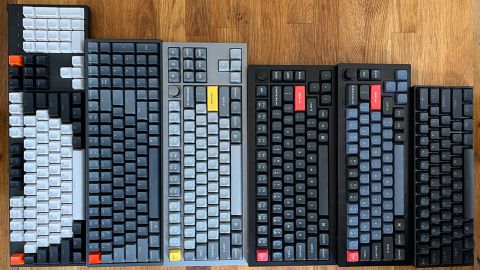 Un grupo de teclados, dispuestos de izquierda a derecha, que muestran varios diseños comunes: teclados de tamaño completo, "1800" o 96 %, TKL, 75 %, 65 % y 60 %