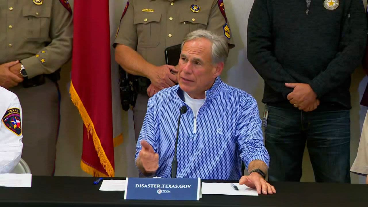 El gobernador de Texas, Greg Abbott, habla en una conferencia de prensa en el condado de Kerr, Texas, el viernes.