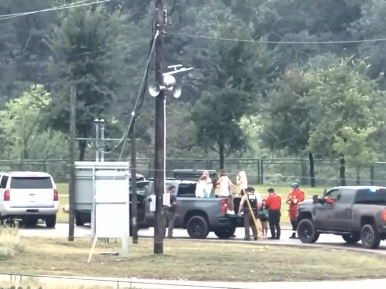 Una imagen publicada en la página de Facebook de Texas Game Warden muestra camiones llegando a Camp Mystic para ayudar con las evacuaciones el viernes.
