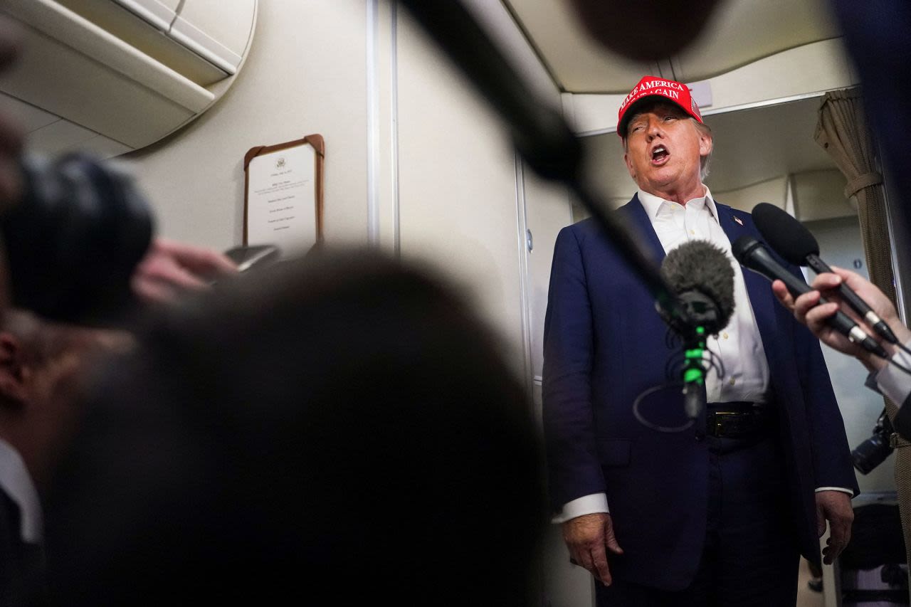 El presidente Donald Trump habla con la prensa a bordo del Air Force One, en ruta a Nueva Jersey, el viernes por la noche.
