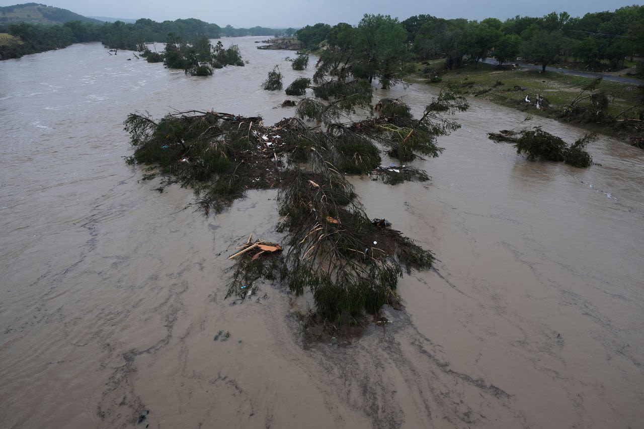 Una inundación del río Guadalupe deja árboles caídos y escombros a su paso, en Kerrville, Texas, el viernes.