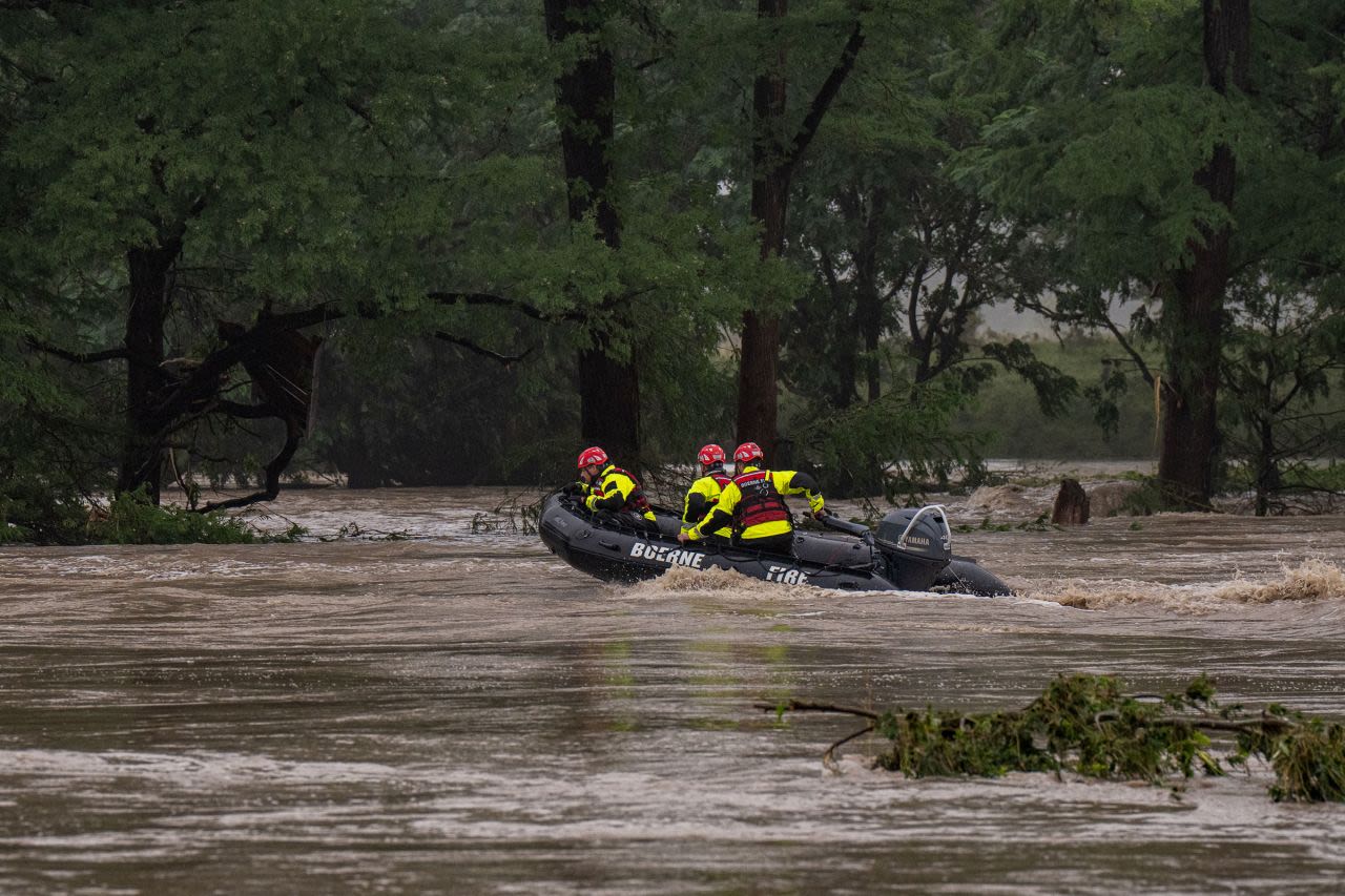 Los equipos de búsqueda y rescate navegan río arriba por el río Guadalupe inundado en Comfort, Texas, el viernes 4 de julio de 2025.