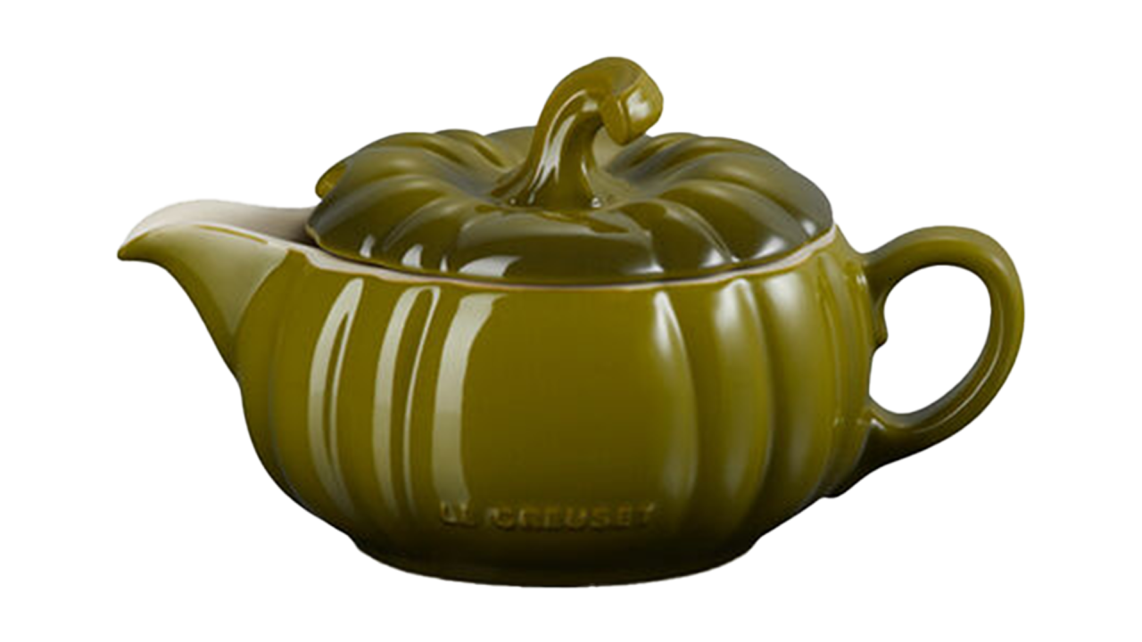 Le Creuset Gravy Boat With Load.png