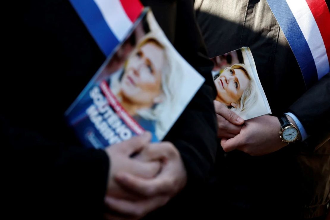 Funcionarios locales de RN reparten folletos de apoyo a Le Pen en Henin-Beaumont, Francia, el martes 1 de abril de 2025.