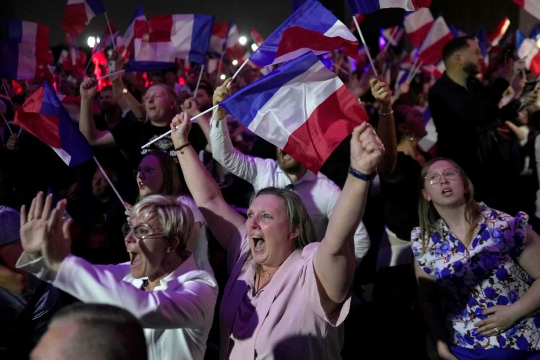 Simpatizantes de Le Pen en Henin-Beaumont reaccionan a los resultados de la primera vuelta de las elecciones sas de junio de 2024.
