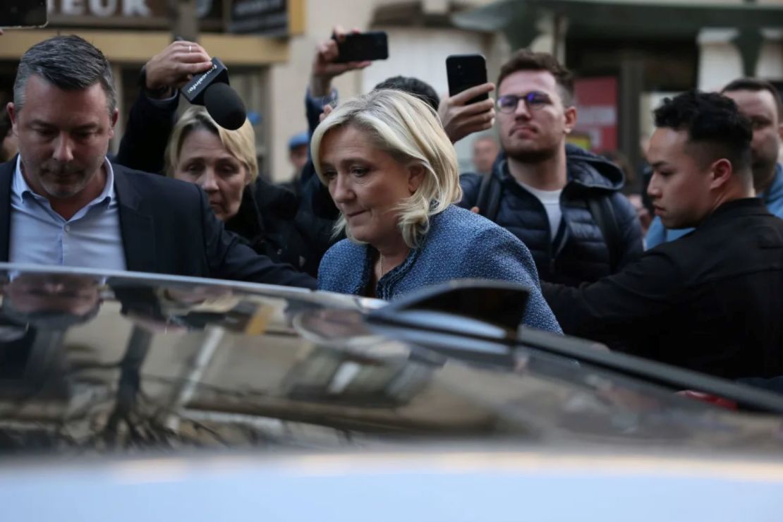 Le Pen abandona la sede del partido Agrupación Nacional en París el lunes 31 de marzo de 2025 tras su condena.